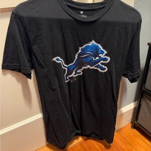 Fanatics Black Tee with Blue Detroit Lions Graphic Size Medium.